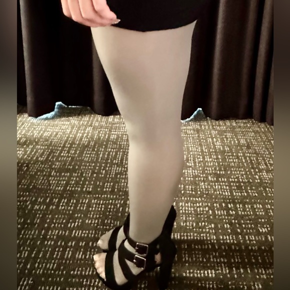 Elegant Grey Tights - Picture 5 of 7